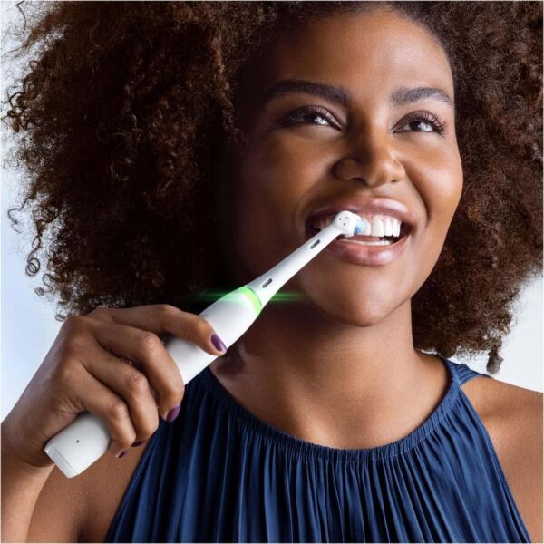 Oral-B iO™ 5 Serisi Yapay Zeka Şarjlı Diş Fırçası - Beyaz