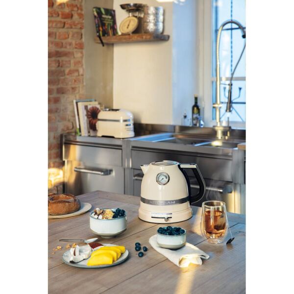 KitchenAid Artisan 5KEK1522EAC Almond Cream 1,5 Litre Kettle